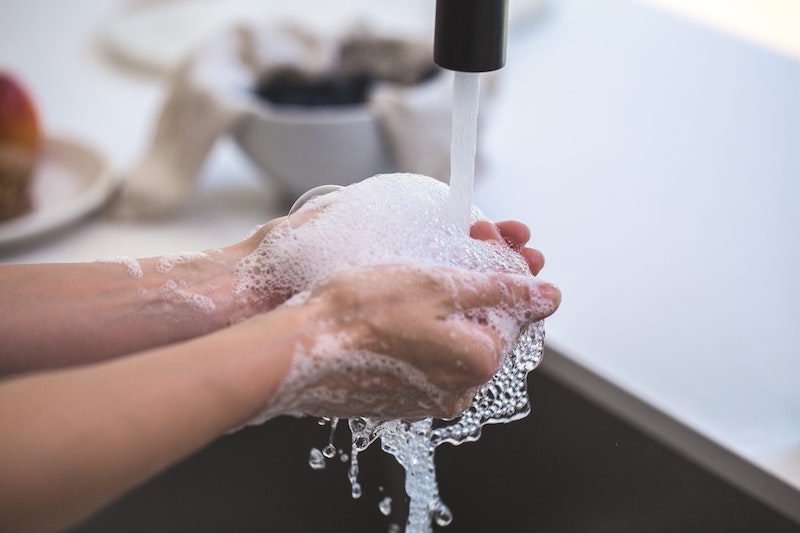 person-washing-his-hand-foam_800_175801.jpg